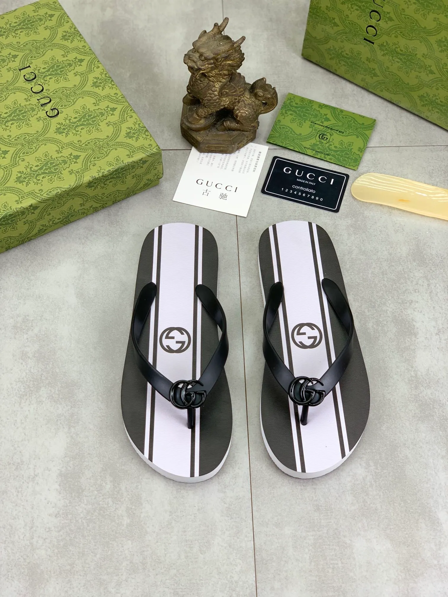 Men's men's shoes 💰P220💰【New style】🆘【GUCCI】Official website's popular Gucci adult couple 🧑‍🤝‍🧑 style, children's flip-flops are on sale at the counter simultaneously! Original fabric imported from Italy. Original bottom provided by the original factory. Size: Adult 36-45. Children’s size: 30-37. Multiple colors available.